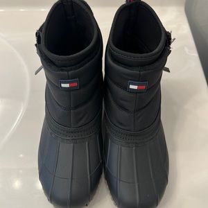 Women’s. Tommy Hilfiger snow boot. Size 8M.